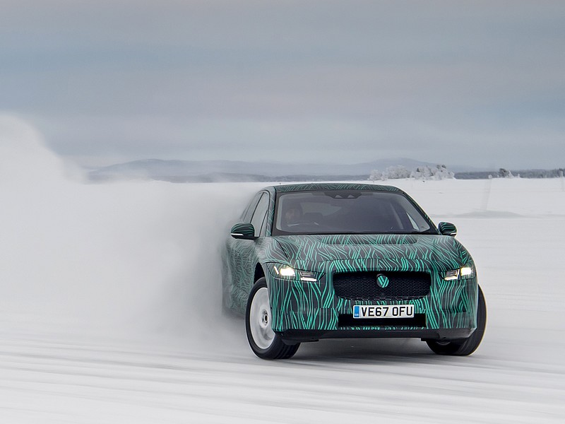 Elektrický Jaguar I-Pace dováděl na sněhu 